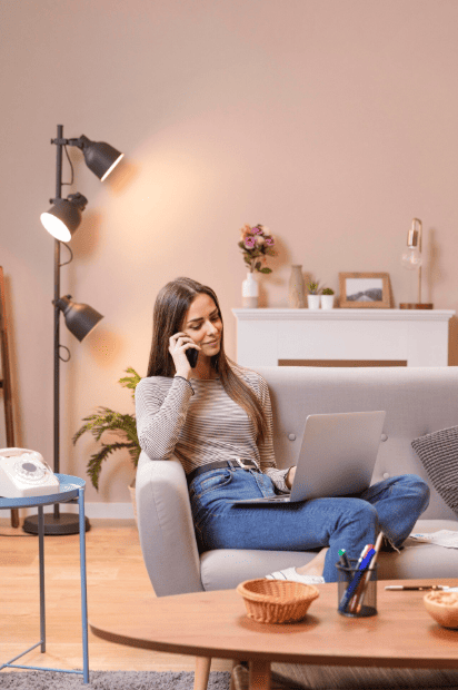 Livret d'accueil digital pour Airbnb, personne discutant au téléphone