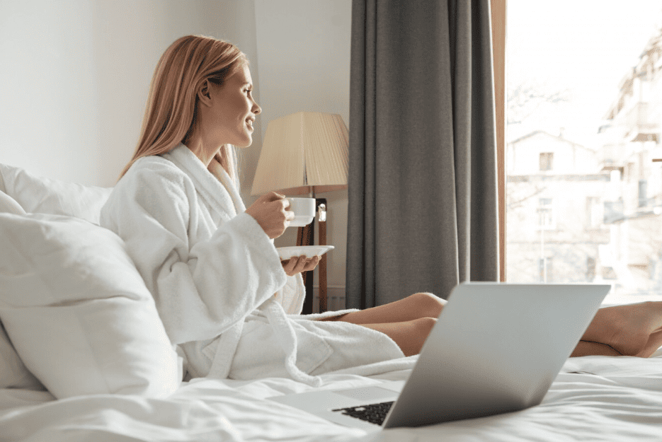 Livret d'accueil numérique pour Booking.com, femme dans une chambre d'hôtel